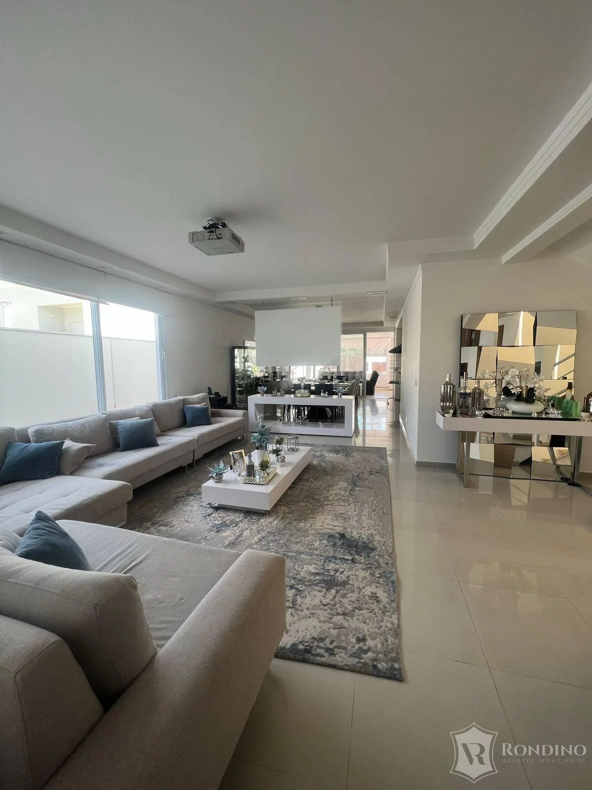 Imagem Casa com 4 suítes, brinquedoteca e área gourmet com piscina aquecida
