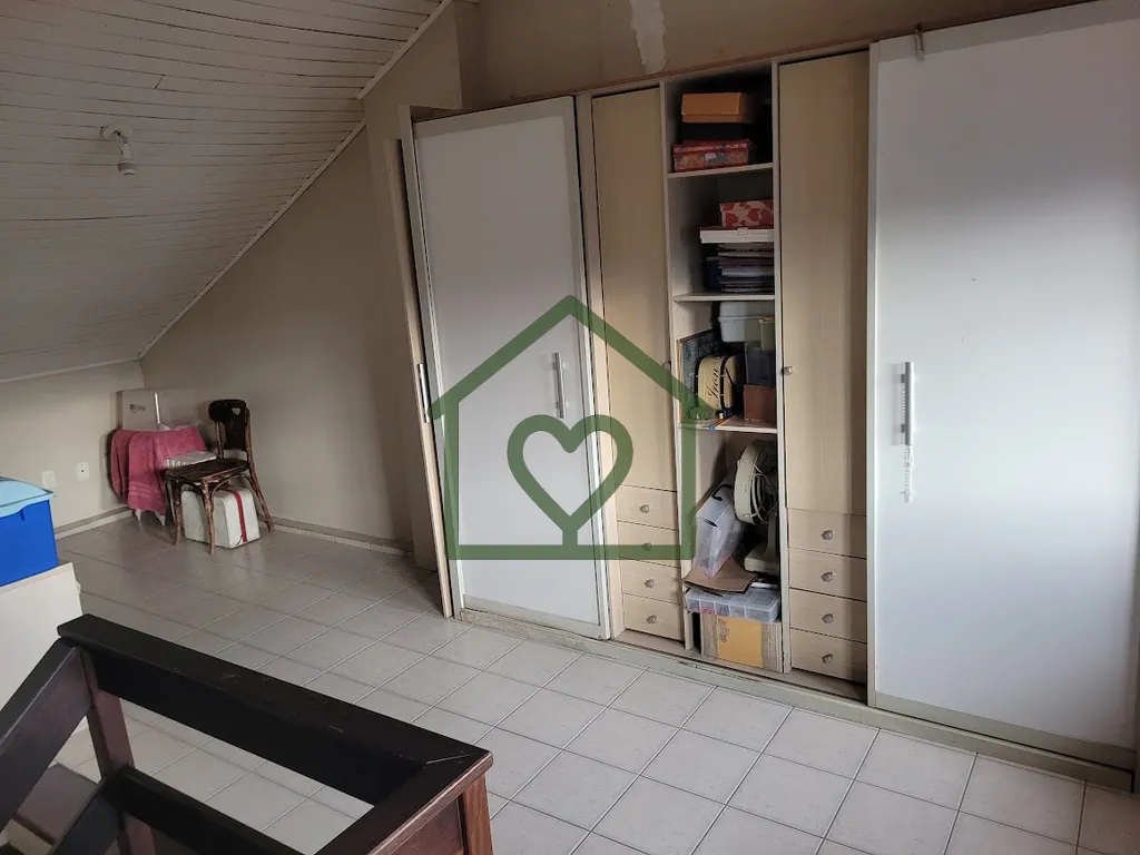 Imagem Casa Aconchegante em Condomínio Fechado 133m² 2 Dormitórios + Sótão Se você procura segurança...