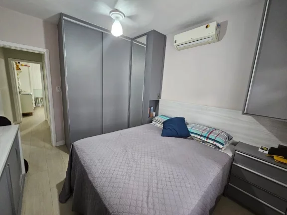 Imagem Apartamento Reformado de 2 Quartos na Quadra da Praia, ao lado Shopping Praiamar