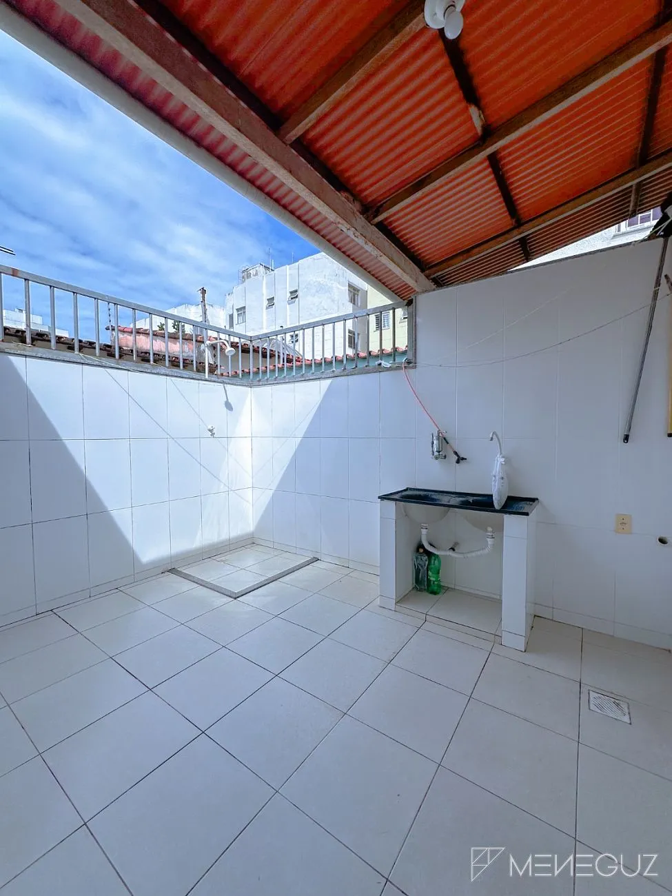Imagem Casa na Av. Copacabana - Praia do Morro | 4 quartos (suíte) + casa 2 quartos nos fundos | 360 m² de terreno | 6 vagas