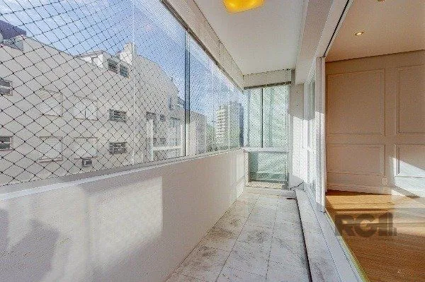 Imagem Vende-se luxuoso apartamento 3 quartos c/ suíte, dependência de empregada, gabinete, 2 vagas cobertas - 283m² - Moinhos de Vento