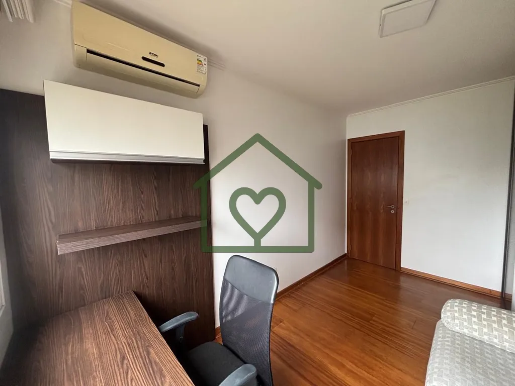 Imagem Vendo Apartamento reformado e semi mobiliado com três dormitórios, sendo um suíte, 800 metros do ...