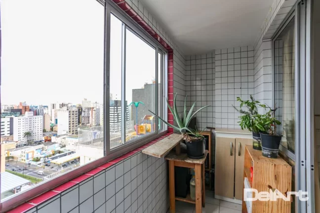 Imagem Stúdio residencial c/ sacada - 01 quadra do Shopping Curitiba - andar alto - 35,05m2 privativos - Semi-mobiliado - R$ 370.000,00.