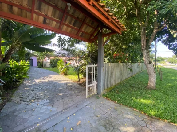 Imagem CASA COM AMPLO TERRENO, 3 QUARTOS, CENTRO