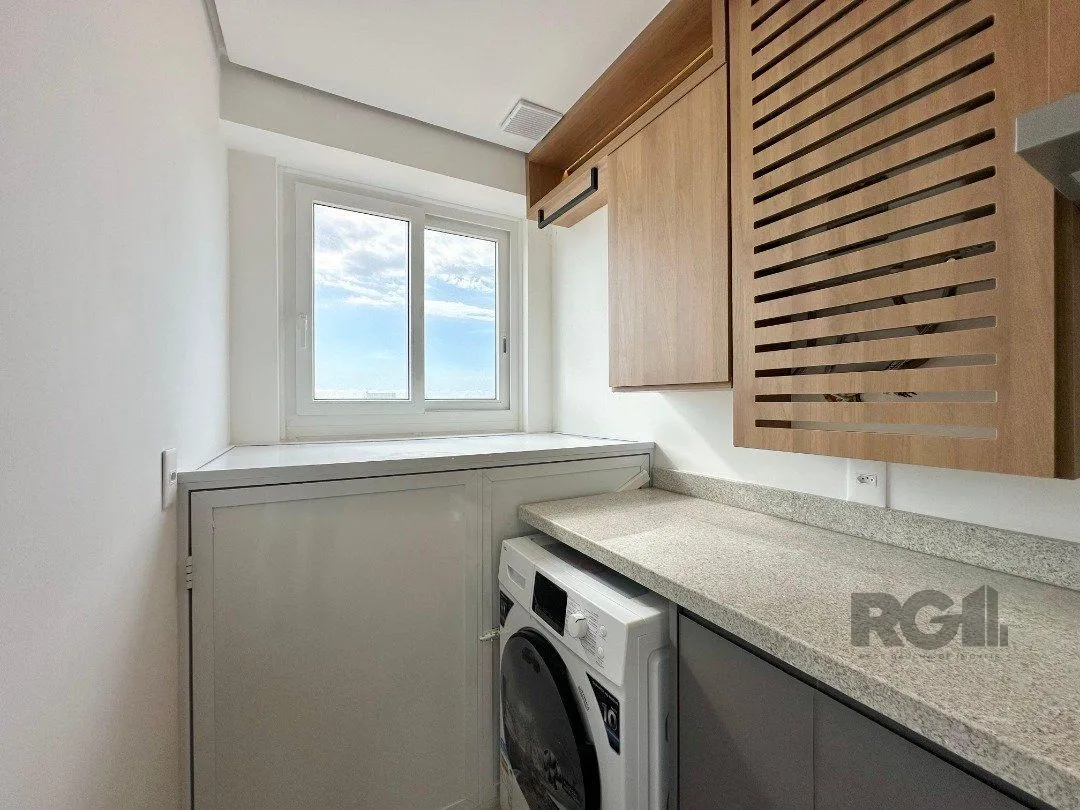 Imagem Com 03 suítes, lavabo, e totalmente mobiliado e decorado,