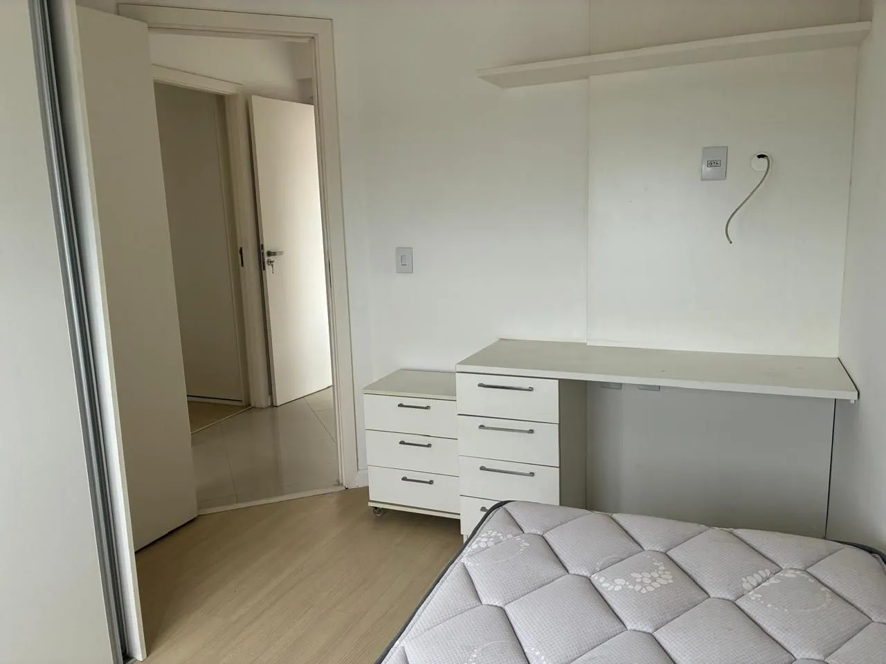 Imagem Vende-se amplo apartamento 3 quartos com suíte e 2 vagas no Menino Deus - 158,4m²
