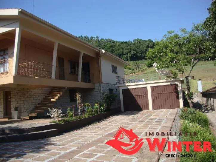 Imagem Casa de 4 dorm com 2 box ao lado da igreja de Arroio Feliz.