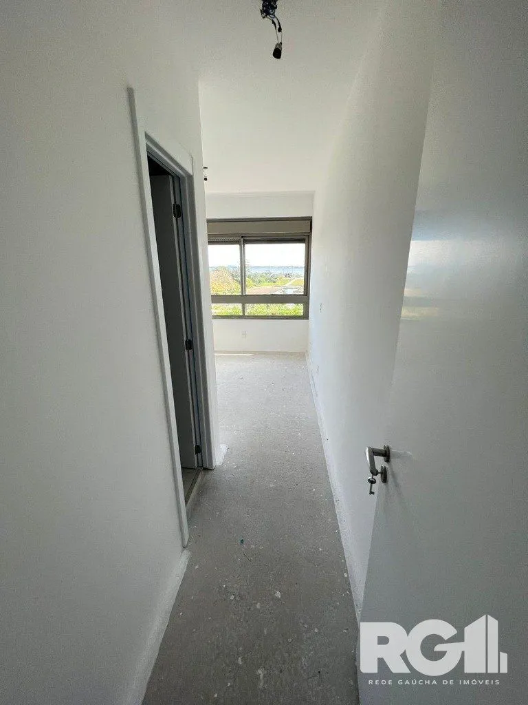 Imagem Apartamento com 143 m² privativos, possui 3 suítes, (sendo 1 máster), living, cozinha, dependência de empregada, lavabo, 143 m² de área privativa, 2 vagas de garagem.