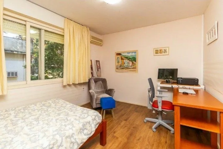 Imagem Formidável apartamento com 3 dormitórios (2 deles são suíte), peças amplas e bem iluminadas, banheiro auxiliar e cozinha com área de serviço separada. Dispõe de uma vaga de garagem coberta. Edifício com elevador e sistema de segurança por câmeras.