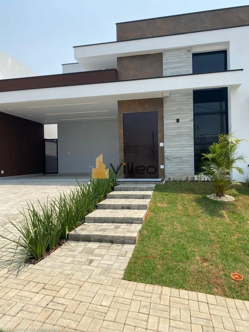 Imagem Descubra o equilíbrio perfeito entre modernidade, conforto e segurança nesta belíssima casa térr...