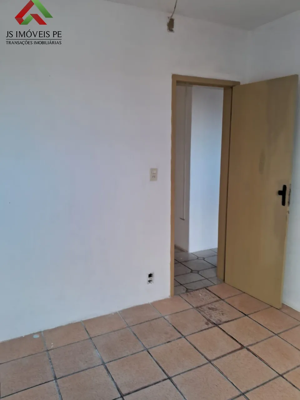 Imagem Apartamento à venda em Jaboatão dos Guararapes-PE, bairro Candeias, 2 quartos, 2 salas, 2 banheiros, 1 suíte, 70m² de área. Aproveite!