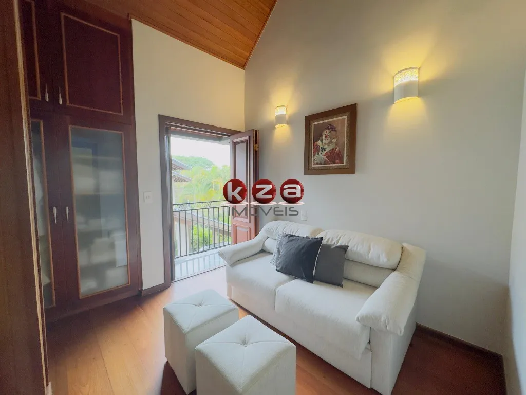 Imagem Casa de luxo a venda no Condomínio Reserva Colonial em Valinhos: 3 suítes + 1, 4 salas e amplo espaço gourmet com piscina.