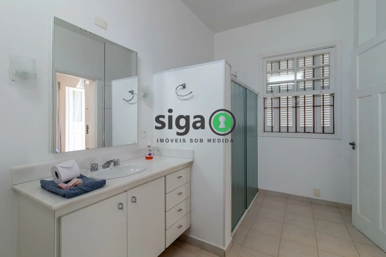 Imagem Casa Assobradada no Jardim Europa, com 3 suítes, Mobiliado, 2 vagas, para Venda ou locação.