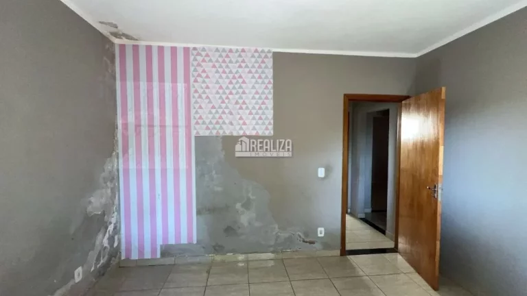 Imagem Casa Padrão para Alugar no Jardim Maracanã, Uberaba - 3 Dormitórios com Suíte e Churrasqueira na Varanda