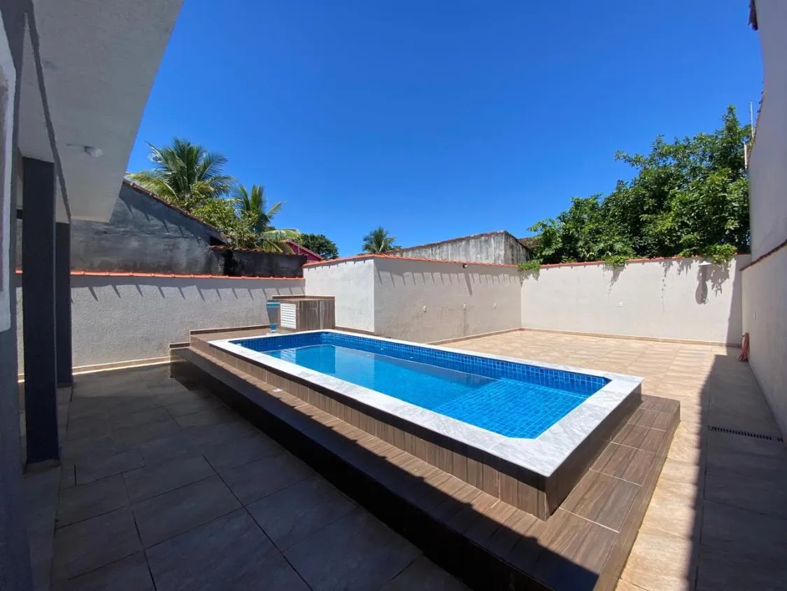 Imagem CASA NOVA COM PISCINA, 3 DORMITÓRIOS E AMPLO QUINTAL NO JARDIM BOPIPORANGA EM ITANHAÉM
