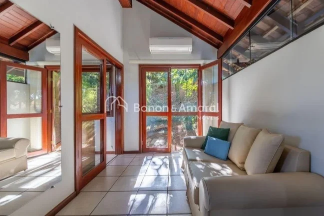 Imagem Esta charmosa residência, situada em um condomínio fechado em Valinhos/SP, oferece 1.000 m² de te...