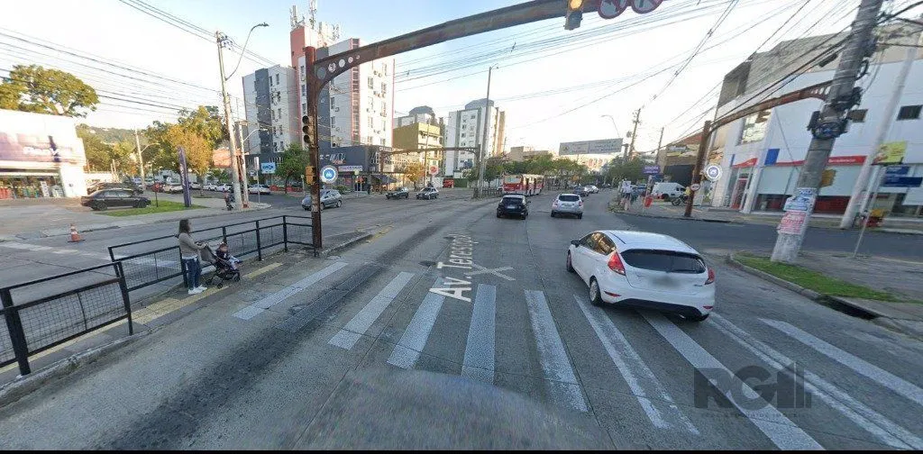 Imagem OPORTUNIDADE DE NEGÓCIO! PONTO COMERCIAL OU RESIDENCIAL, terreno medindo 13m x 100m, com 02 lojas comercias em frente (atualmente alugadas), nos fundos possui sobrado com 03 dormitórios sendo 01 suí