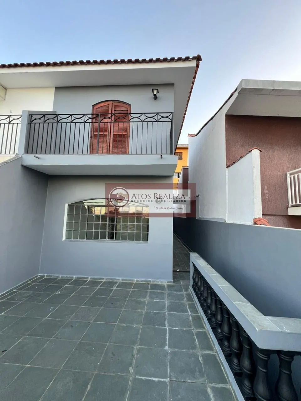 Imagem Vendo Oportunidade no em Interlagos região da cidade Dutra. Sobrado de 108m², imóvel com 2 Suítes, 1 com varanda, Cozinha ampla, Sala de estar, Sala de Jantar, Lavabo, Churrasqueira com cobertura Tetratil Zetaflex, quintal, 2 vagas de garagem cobertas com