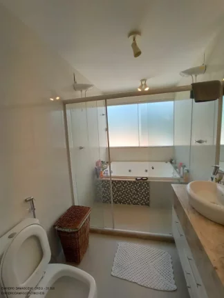 Imagem Luxuosa Casa em Condomínio à Venda em Camaçari-BA, Vila de Abrantes: 4 Quartos, 4 Suítes, 2 Salas, 2 Banheiros, 4 Vagas, 280m².