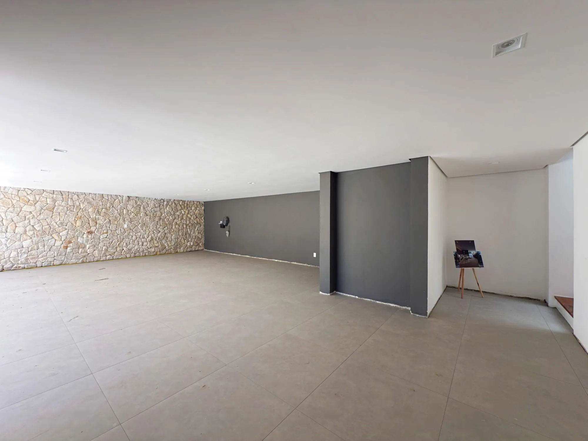 Imagem A casa conta com 434m2 de área construída, mas com um aproveitamento total dos 1.012m2 do lote
