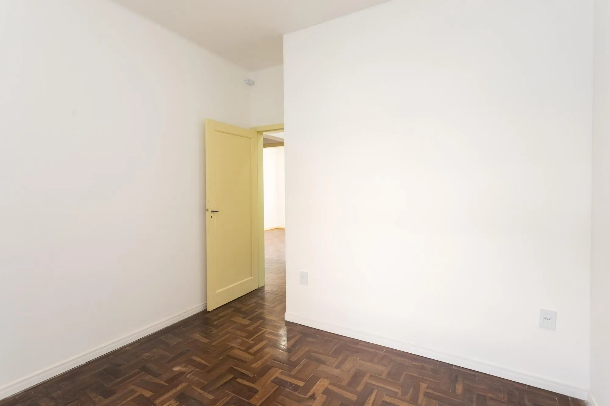 Imagem Amplo Apartamento de 3 Dormitórios com Sacada e Garagem na Av. Protásio Alves