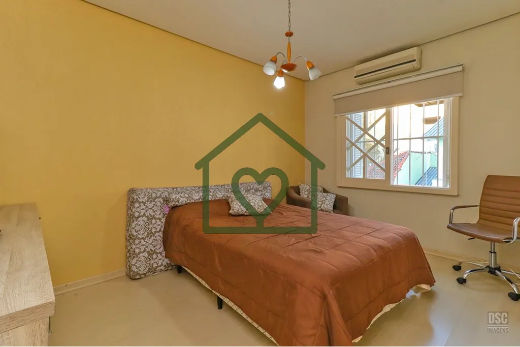 Imagem Descubra o luxo e conforto desta magnífica casa de 4 quartos e 6 banheiros, localizada na Tristeza....