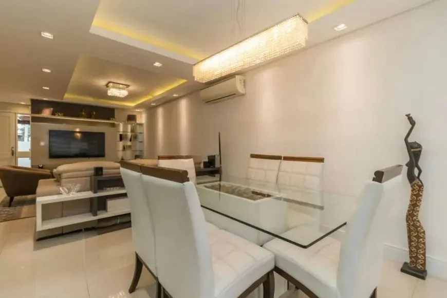 Imagem Casa Seminova 3 Dorm com Pátio e 4 Vagas no Jardim Planalto