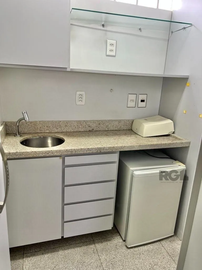 Imagem Conjunto comercial para comprar totalmente mobiliado e desocupado, localizado na prestigiada Rua Felipe Camarão, em frente à Redenção.