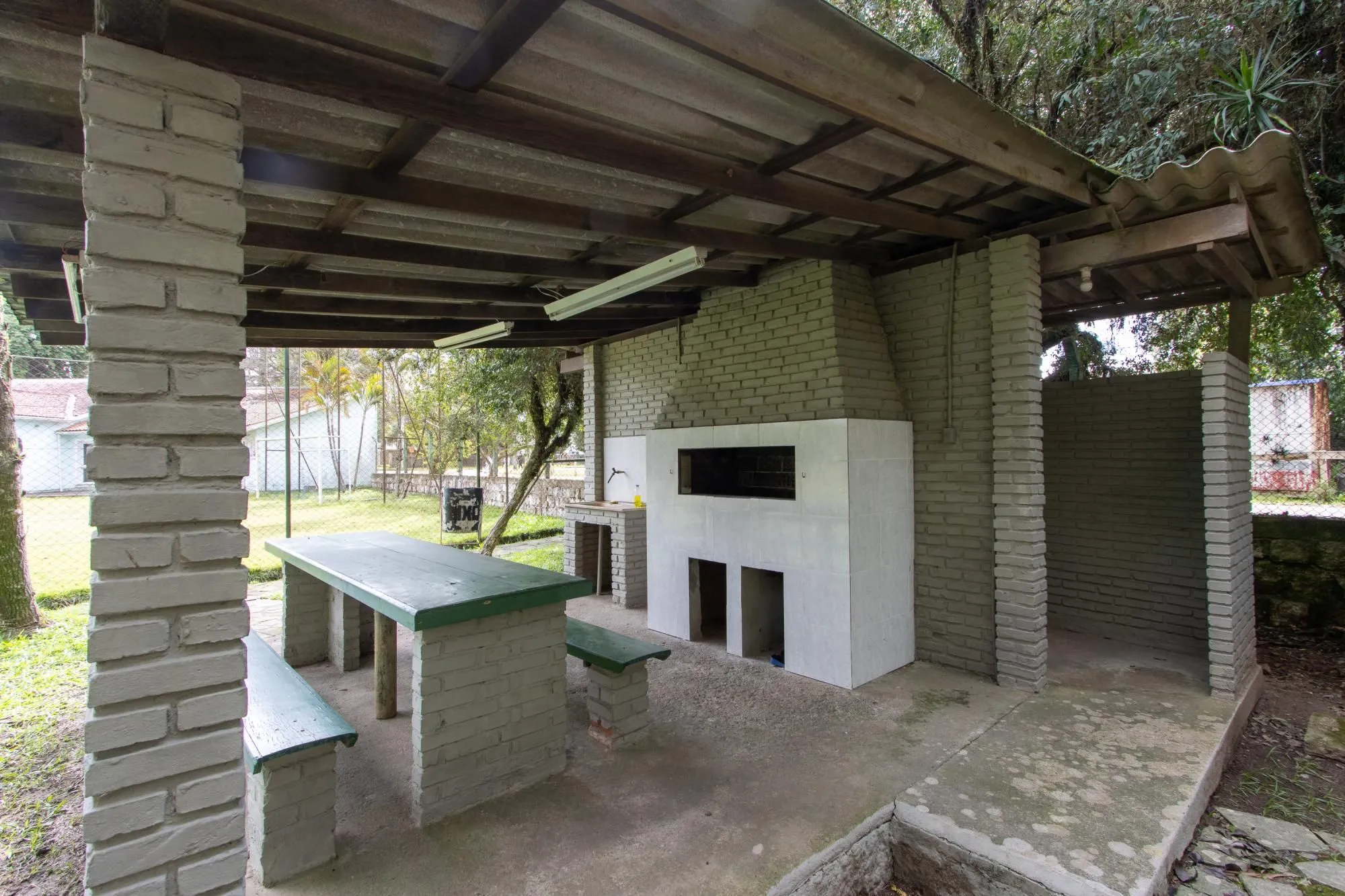 Imagem Terreno com edificações para múltiplos negócios lucrativos.