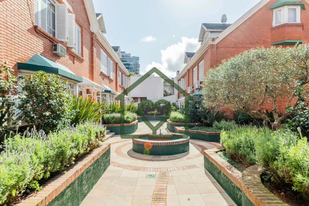 Imagem Esta elegante casa no prestigiado condomínio British House oferece 222,64 m2 de área construída, ...