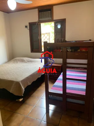 Imagem Ótima casa para aluguel de temporada em condomínio fechado a 100 metros da praia do Lázaro!!
