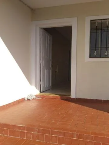 Imagem LOCAÇÃO DE CASA NO JARDIM PLANALTO, EM ARUJÁ/SP, 160m² com 03 dormitórios, suíte, sala, varanda, cozinha e garagem coberta para 01 auto. CONSULTE-NOS.