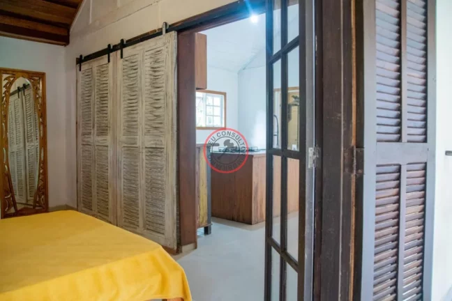 Imagem CASA NO SERTÃO DE CAMBURI, COM 3 DORMÍTORIOS, SENDO UMA SUÍTE, SALA AMPLA, AREA GOURMET, JARDIM EM TERRENO DE 405 MT