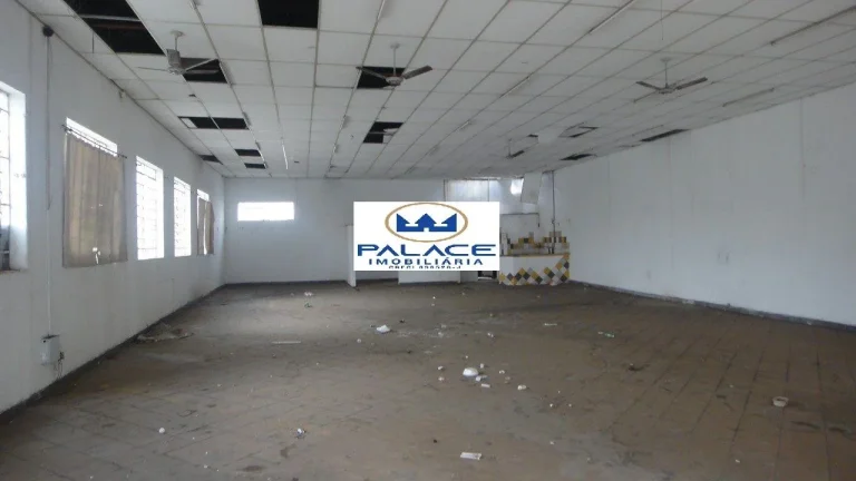 Imagem Barracão Comercial - Área Construída: 177,00 m² - Com 02 banheiros; copa; amplo espaço para car...