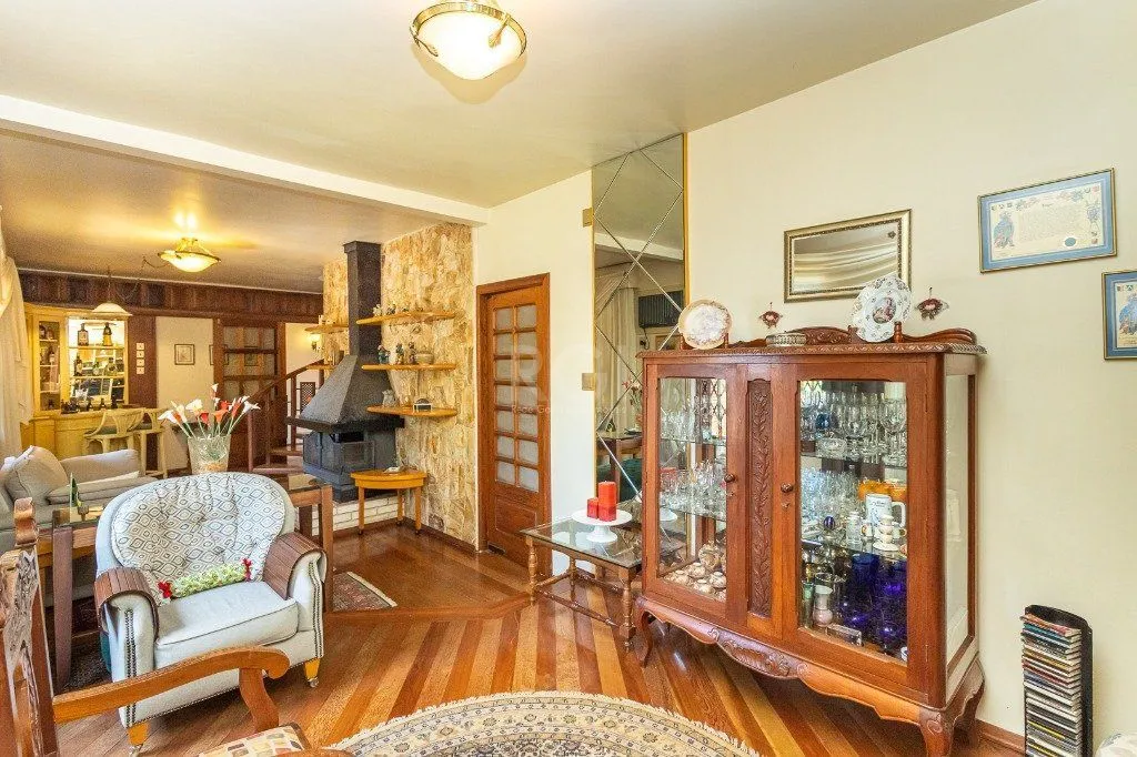 Imagem Casa sobrado no Partenon de 3 dormitórios e amplo pátio