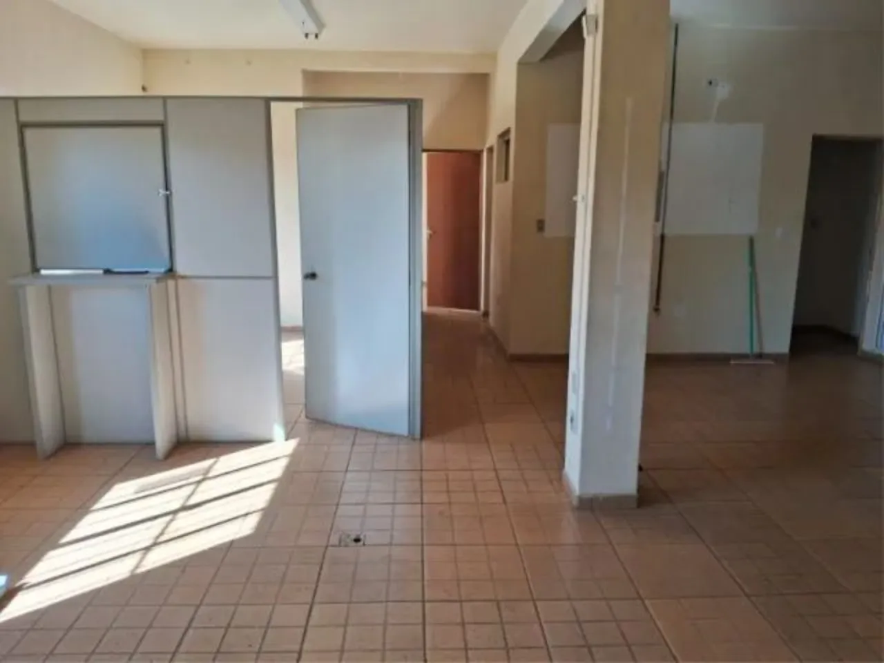 Imagem Galpão Comercial para Locação em Sorocaba-SP, Bairro Iporanga: 2 Salas, 4 Banheiros, 800m² de Área
