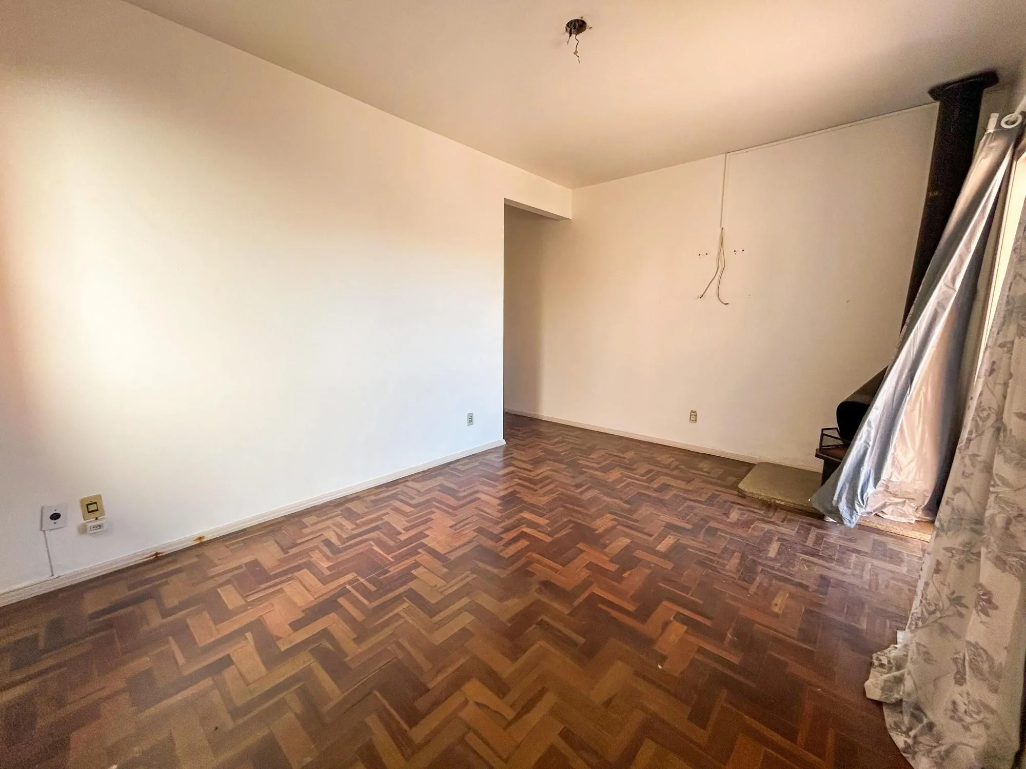 Imagem CASA 03 dormitórios, 01 suíte, lareira, churrasqueira, terraço, pátio, garagens cobertas na VILA NOVA - ótima localização