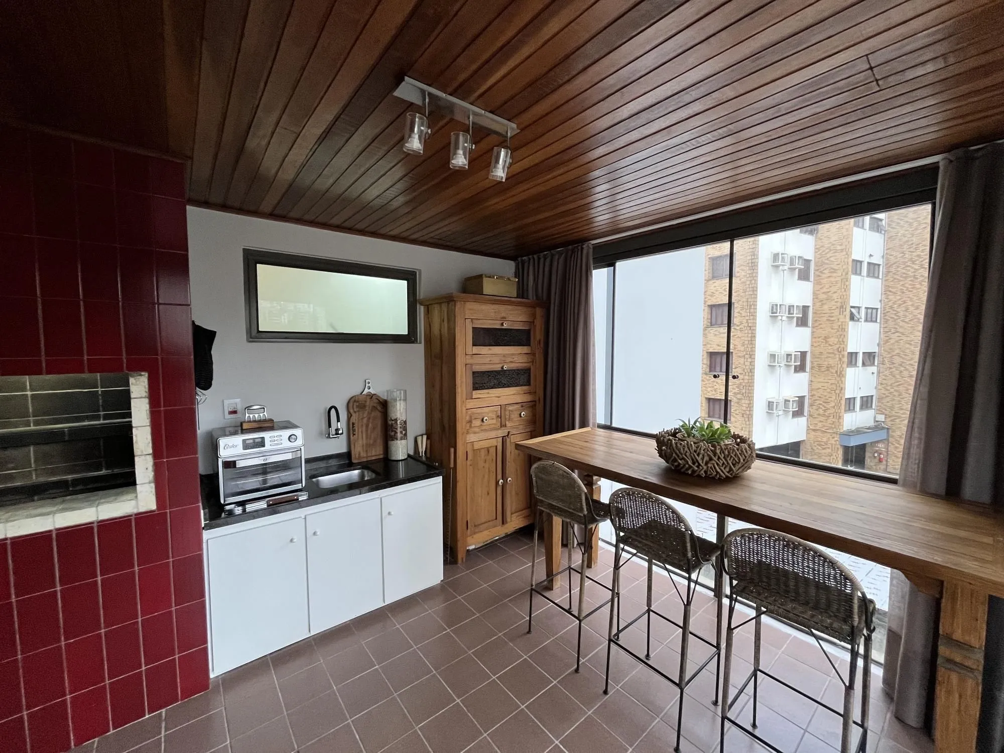 Imagem Apartamento de 2 quartos, suíte, churrasqueira, lareira e garagem Bela Vista POA