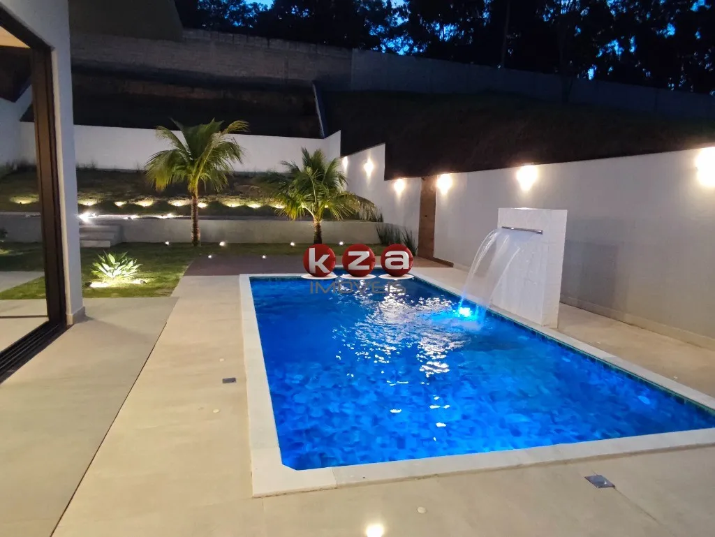 Imagem Casa a venda em Condomínio de Alto Padrão em Vinhedo-SP: 3 Suítes, 2 Salas, gourmet com churrasqueira e piscina.