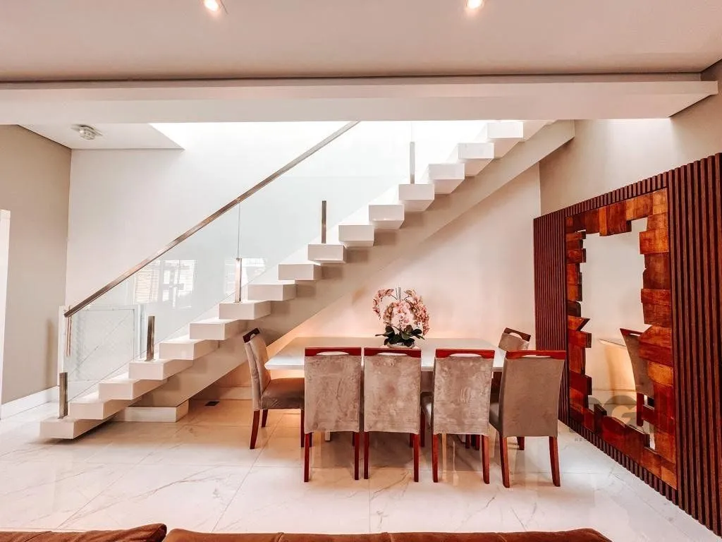 Imagem Excelente residência com aproximadamente 242m² privativos,