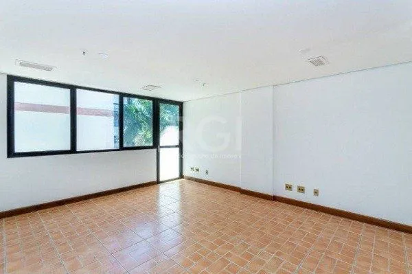 Imagem Sala comercial na Av Carlos Gomes com sacada DESOCUPADA