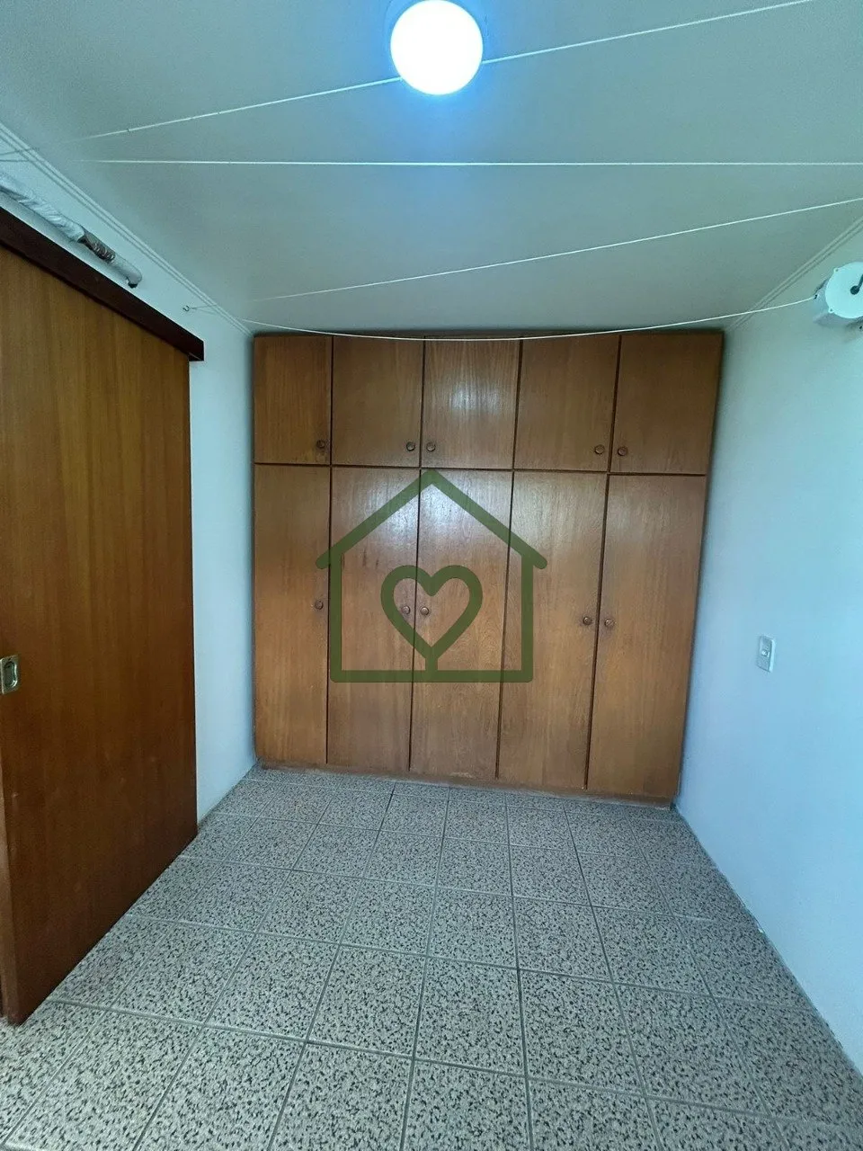 Imagem O imóvel conta com 3 dormitórios, sendo 1 suíte máster com closet em madeira e banheiro com hidr...