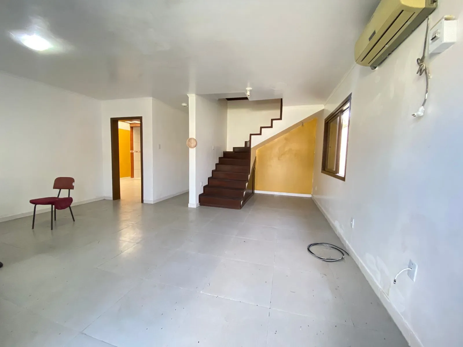 Imagem Casa de (3)três quartos, sendo uma suíte com duas vagas de garagem.