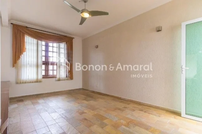 Imagem Ampla e confortável, esta excelente residência conta com 330m² de área construída, oferecendo e...