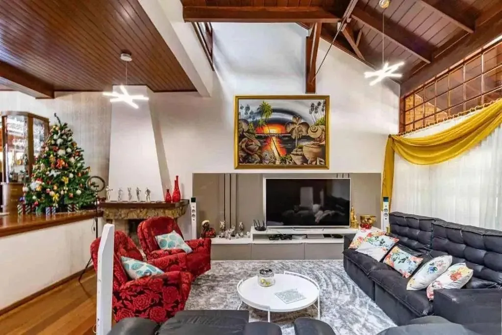 Imagem Casa com 4 dormitórios, suíte, piscina e 4 vagas.