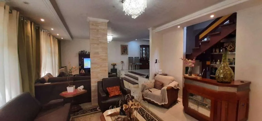 Imagem VENDE - AMPLA CASA RESIDENCIAL COM PISCINA E 5 VAGAS