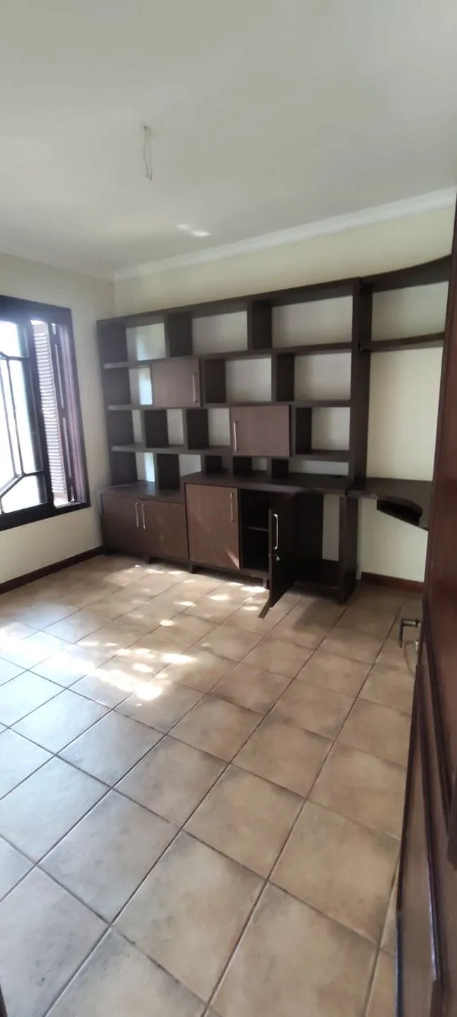 Imagem Triplex à venda em Porto Alegre, Jardim Itu-Sabará, com 5 quartos, 338.77m2