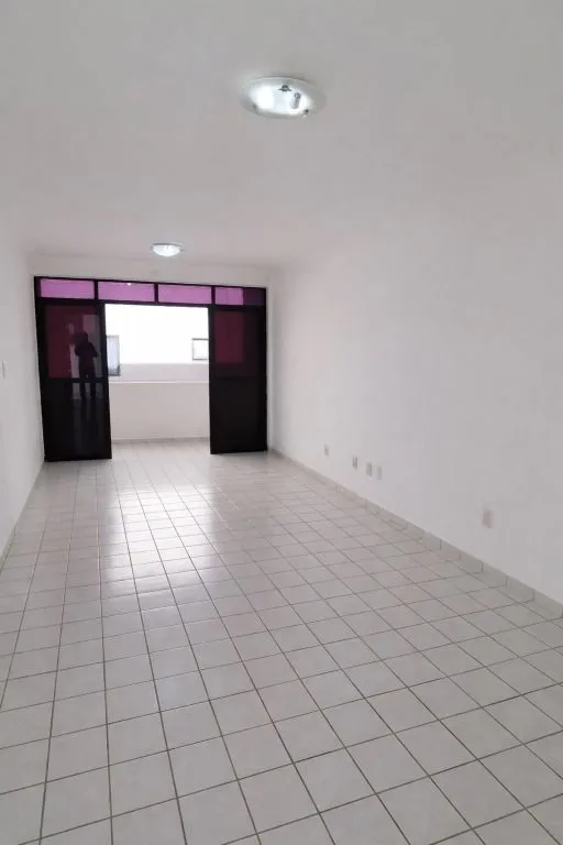 Imagem Apartamento em Intermares a 50m da praia, com 2 quartos (1 suíte), varanda ampla, ventilado e vaga de garagem. Excelente para morar ou investir.