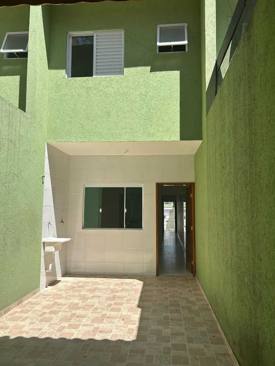 Imagem Sobrado Frontal para Locação na Cidade Líder - Excelente Custo-Benefício