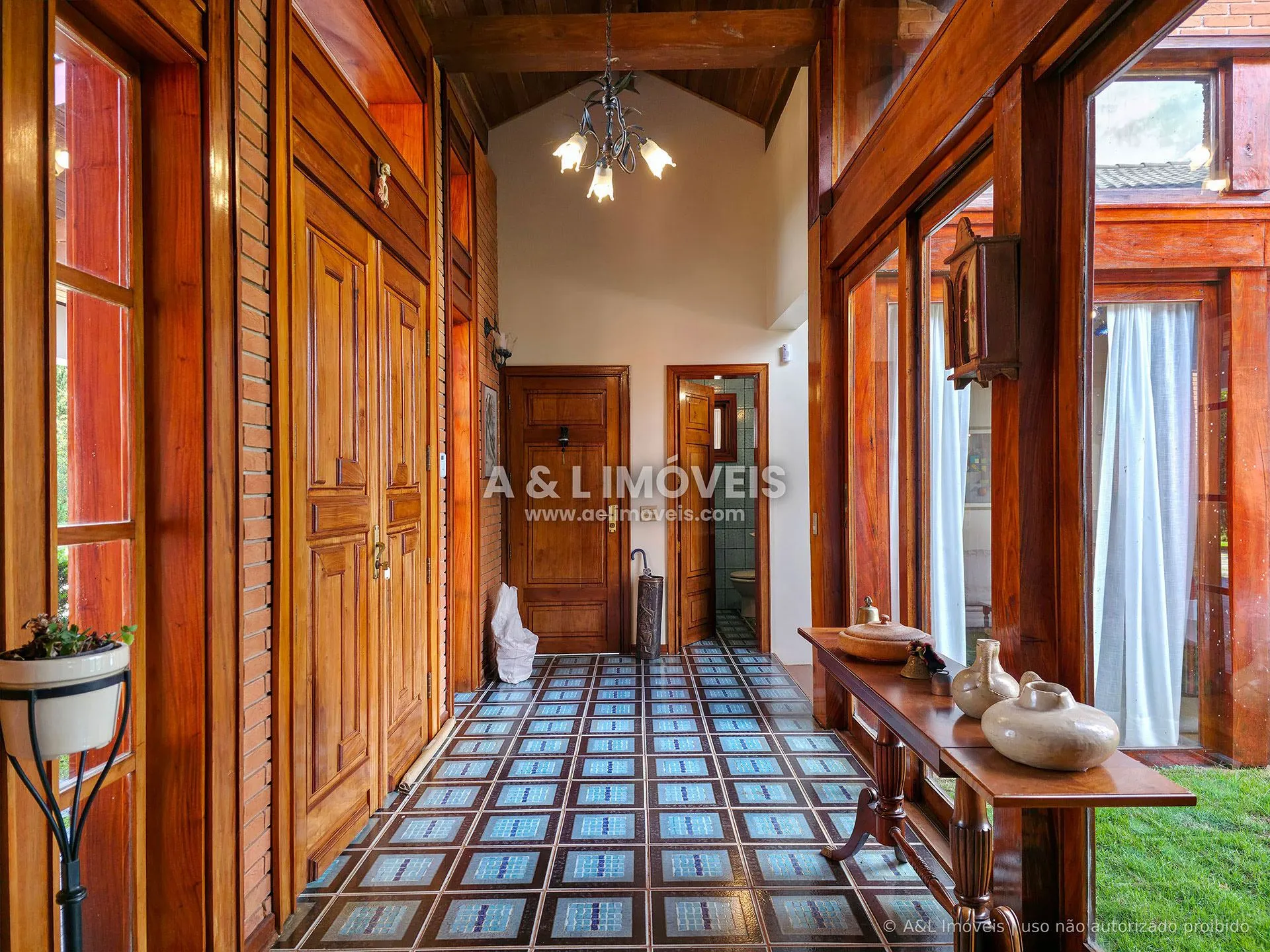 Imagem Casa à venda com 5 suítes e 694,44 m² na Vila Sylvia, Campos do Jordão